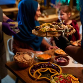 Rijk gevulde Afghaanse tafel met diverse gerechten bij Afsana